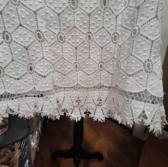 Solitaire White Crochet Lace Sleeveless Camisole - Picture 3 of 3